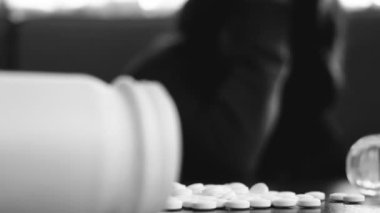 umutsuz kadın intihar hapları ile çalışır