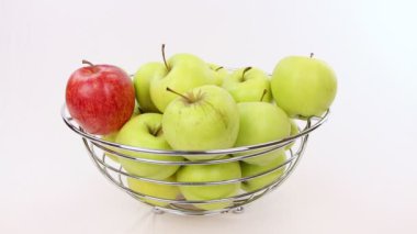 farklı olması - el yeşil elma ile bir kase Kırmızı elma seçer