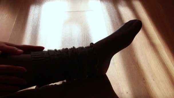 Close-up van een vrouwelijke voeten doen oefeningen binnenshuis — Stockvideo