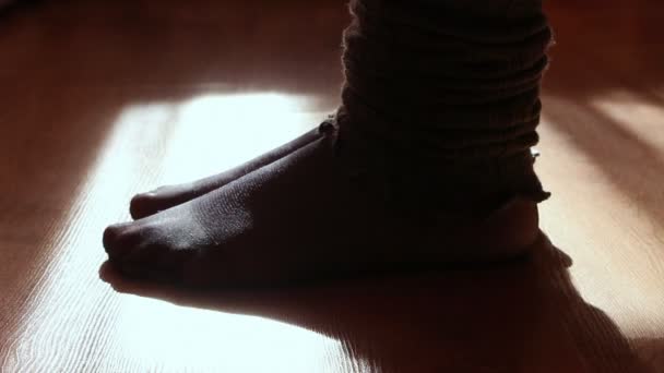 Gros plan d'une femme pieds faisant des exercices à l'intérieur — Video