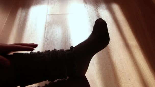 Στενή επάνω του μια γυναικεία πόδια κάνει ασκήσεις σε εσωτερικούς χώρους — Αρχείο Βίντεο