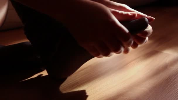 Close-up de uma fêmea pés fazendo exercícios dentro de casa — Vídeo de Stock