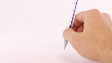 Erkek el endişeyle beyaz zemin üzerine kalem ile oynama