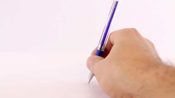 Mannenhand zenuwachtig spelen met een pen op een witte achtergrond — Stockvideo