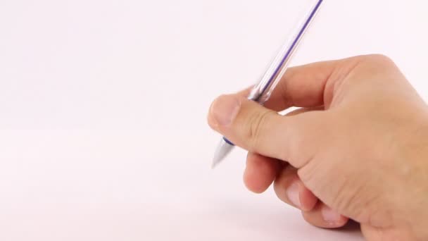 Mão masculina brincando nervosamente com uma caneta em um fundo branco — Vídeo de Stock