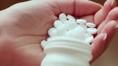 umutsuz kadın intihar hapları ile çalışır