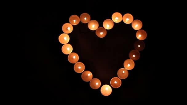 Forma del cuore fatta di candele — Video Stock