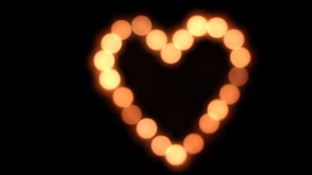 Forma del cuore fatta di candele — Video Stock