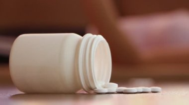 umutsuz kadın intihar hapları ile çalışır