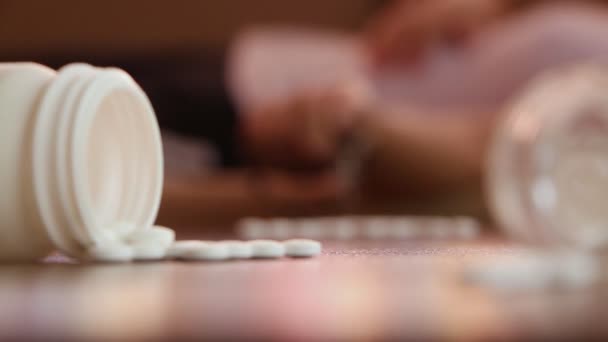 Mulher desesperada tenta suicídio com pílulas — Vídeo de Stock