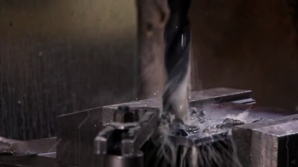 Schwerindustrie - Bohren mit einer ölbasierten Schneidflüssigkeit auf dem Fräser. — Stockvideo