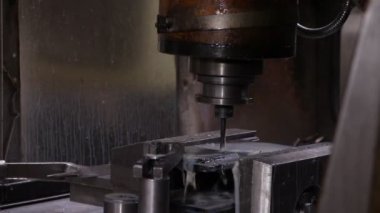 ağır sanayi - bir yağ kullanarak Delme kesme sıvısı freze kesici üzerinde dayalı.