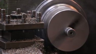 ağır sanayi - Çelik fabrikasında bir Torna üzerinde işleme