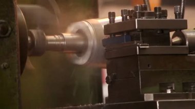 ağır sanayi - Çelik fabrikasında bir Torna üzerinde işleme