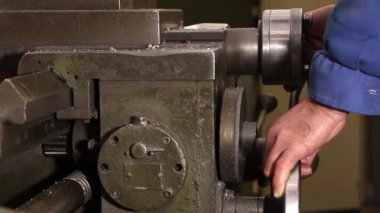 ağır sanayi - Çelik fabrikasında bir Torna üzerinde işleme