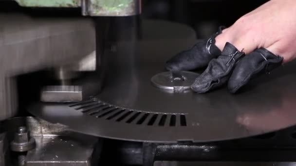 Nehézipar - dió-lap fém lyukasztó gép, a gép mechanikus sajtó — Stock videók