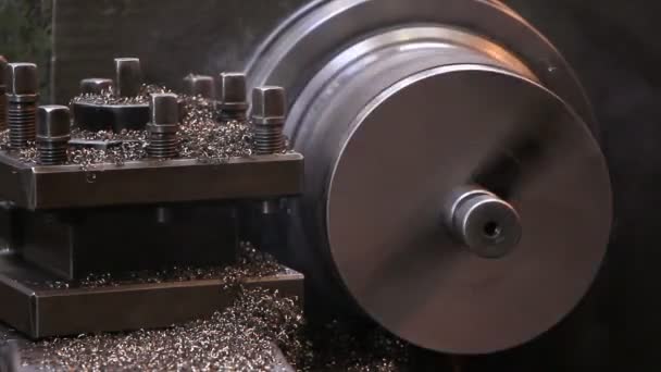Indústria pesada - processamento de aço em um torno na fábrica — Vídeo de Stock