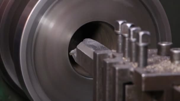 Тяжелая промышленность - обработка стали на токарном станке на заводе — стоковое видео