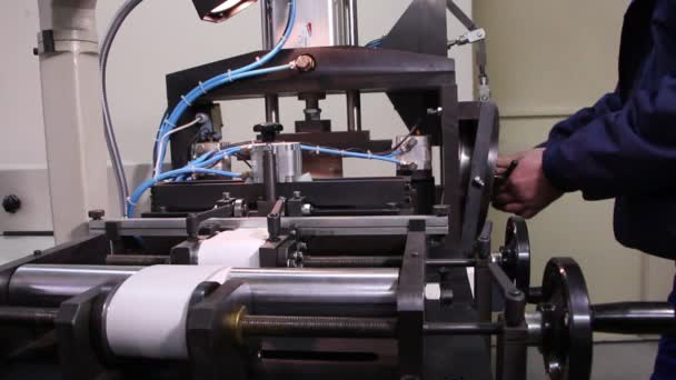 Zware industrie - elektromotor, hoe het gemaakt. een motor die elektriciteit wordt omgezet in mechanische werk — Stockvideo