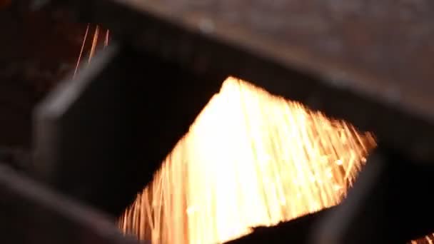 Industrie lourde - Le laser industriel découpe une tôle 