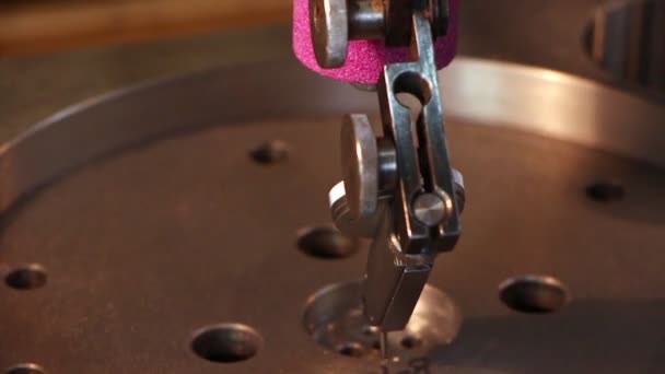 Важка промисловість - координатна шліфувальна машина для дуже тонкого шліфування — стокове відео