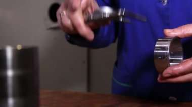 bir mühendis bir parça kontrol