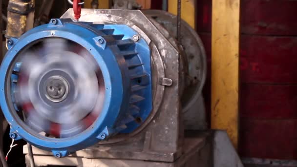 Zware industrie - elektromotor, hoe het gemaakt. een motor die elektriciteit wordt omgezet in mechanische werk — Stockvideo