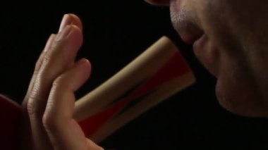 siyah bir arka plan üzerinde hizmet veren bir Masa Tenisi yakın çekim