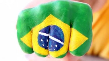 Brezilyalı futbol futbol fan kazanan bir jest, yumruğunu Brezilya bayrağı yapıyor