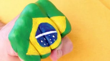 Brezilyalı futbol futbol fan kazanan bir jest, yumruğunu Brezilya bayrağı yapıyor