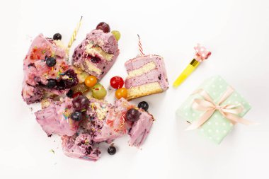 Kırık doğum günü pastası beyaz arka planda izole edilmiş. Kötü doğum günü. Bozuk tatil. Yüksek kalite fotoğraf