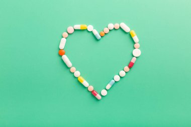 Kalp hastalıklarının tedavisi için çeşitli ilaç hapları ve kapsüller. Kalp şeklinde ve bir şişe hap. Uzayı metin için kopyala. Yüksek kalite fotoğraf