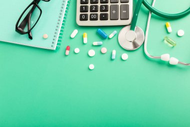 Mavi arka planda çeşitli ilaçlar ve hesap makinesi olan tıbbi konsept. Yüksek kalite fotoğraf