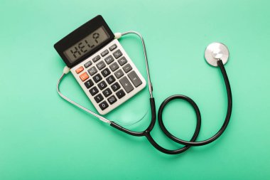 Yazı yardımı ile hesaplayıcı, fonendoskop, steteskop yüksek kaliteli fotoğraf