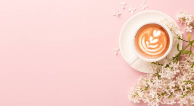 Sevgililer Günü geçmişi. Pembe çiçekler, ekose kumaş, pembe arka planda bir fincan kahve. Sevgililer Günü konsepti. Düz konum, üst görünüm, kopyalama alanı. Yüksek kalite fotoğraf