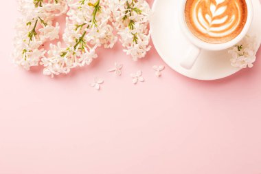 Sevgililer Günü geçmişi. Pembe çiçekler, ekose kumaş, pembe arka planda bir fincan kahve. Sevgililer Günü konsepti. Düz konum, üst görünüm, kopyalama alanı. Yüksek kalite fotoğraf