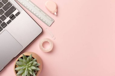 Laptop bilgisayarı, sıcak kahve ve kaktüs fotokopi alanı ile pembe masa arkaplanı üzerinde çalışmak. Üst görünüm, düz döşeme, tarz minimum çalışma alanı, iş konsepti. Yüksek kalite fotoğraf