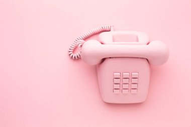 Renkli arka planda klasik telefon. Yüksek kalite fotoğraf