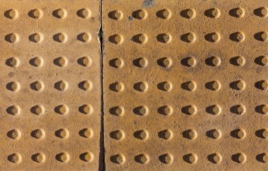 Arka planda pas olan çelik kapaklı rögar kapağı. Yüksek kalite fotoğraf