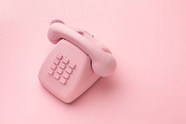 Renkli arka planda klasik telefon. Yüksek kalite fotoğraf
