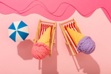 Renkli arka planda bir hamakta dondurma, rahatlama konsepti. Yüksek kalite fotoğraf