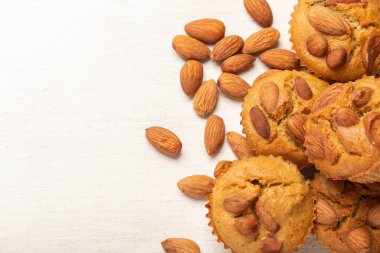 Kepekli badem fıstıklı kekler. Fındıklı kekler. Üst Manzara. Yüksek kalite fotoğraf