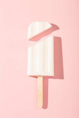 Pembe arka planda vanilyalı dondurma. Vektör çizimi. Yüksek kalite fotoğraf