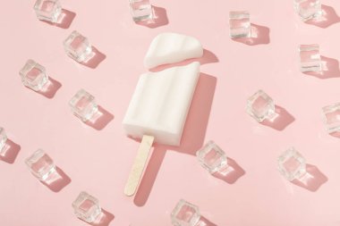 Pembe arka planda vanilyalı dondurma. Vektör çizimi. Yüksek kalite fotoğraf