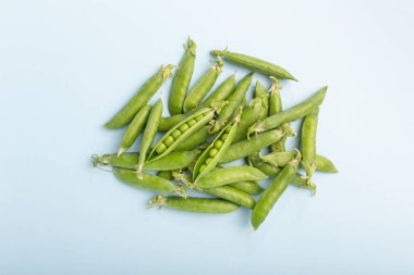 Mavi arka planda taze taze bezelyeler. Düz yatıyordu. Üst Manzara. Yüksek kalite fotoğraf