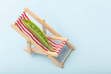 Mavi arka planda taze taze bezelyeler. Düz yatıyordu. Üst Manzara. Yüksek kalite fotoğraf