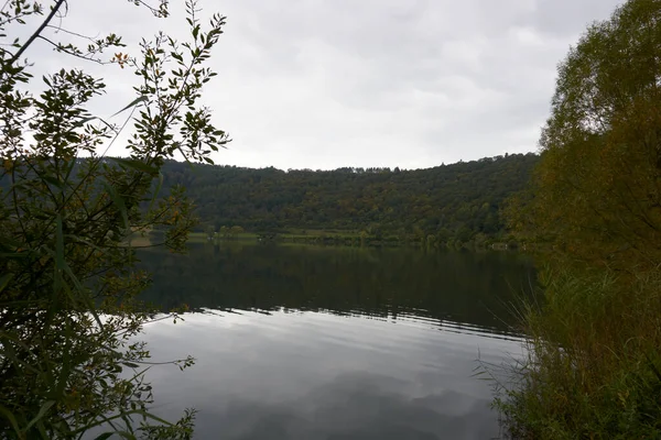 Foto de un lago del cráter, maar en otoño en Alemania. — Foto de Stock