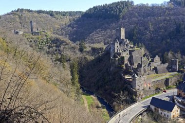 Niederburg Manderscheid Kalesi 'nin sonbaharda Eifel, Almanya' daki harabesine yakından bakın..