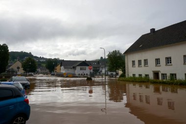 Temmuz 2021 'de Eifel' deki Muerlenbach 'ta Kyll sel baskını.