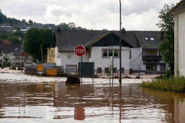 Temmuz 2021 'de Eifel' deki Muerlenbach 'ta Kyll sel baskını.
